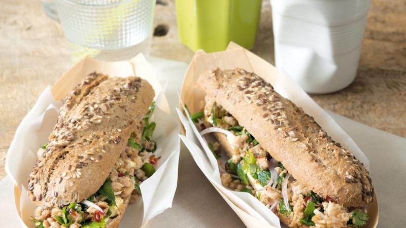 Sendvič larb gai