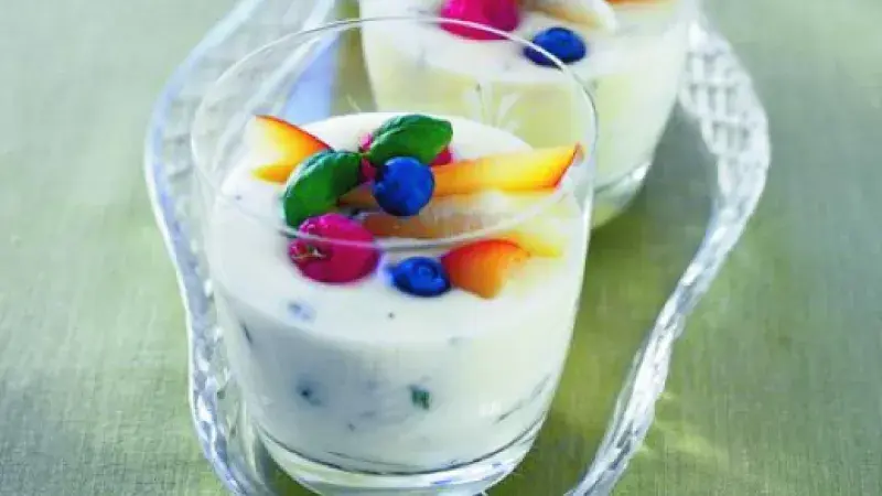 Krém z bílé čokolády s bazalkou a malinami