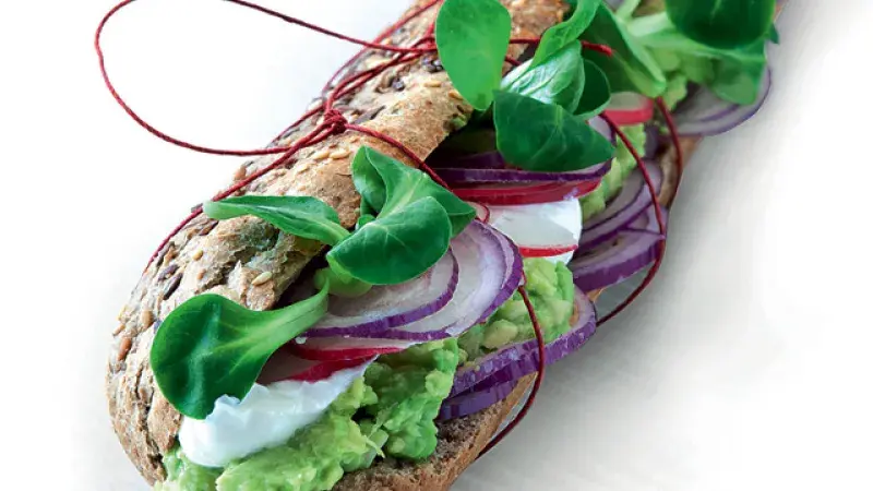 Sendvič s avokádem, ředkvičkami a kozím sýrem