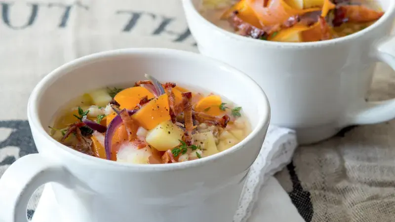 Kroupová polévka s kořenovou zeleninou