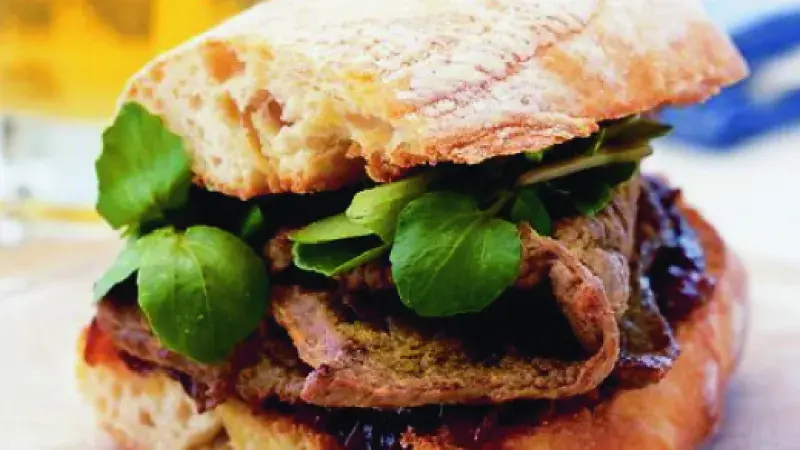 Sendvič se steakem a karamelizovanou cibulkou