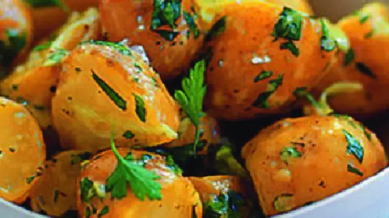 Teplý bramborový salát s petrželkou