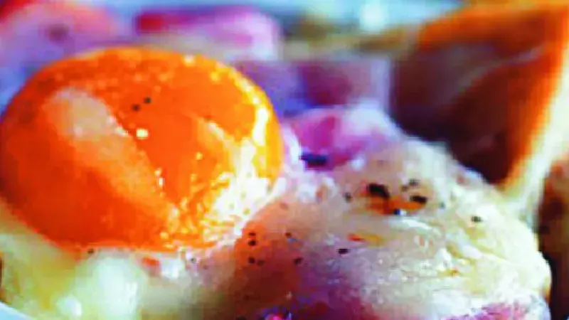 Zapečená vejce se šunkou, sýrem a rajčaty