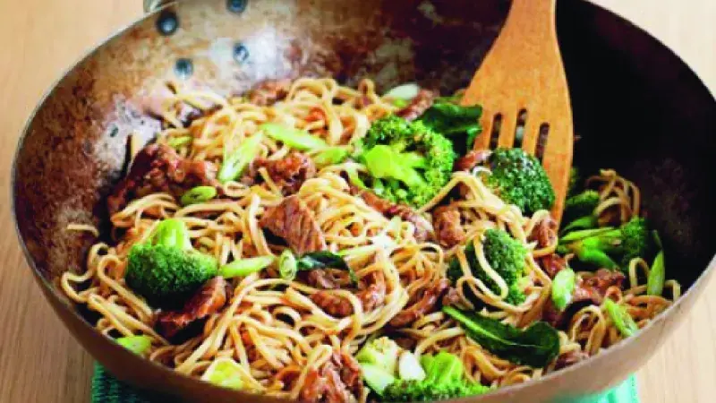 Rychlé nudle s brokolicí a masem