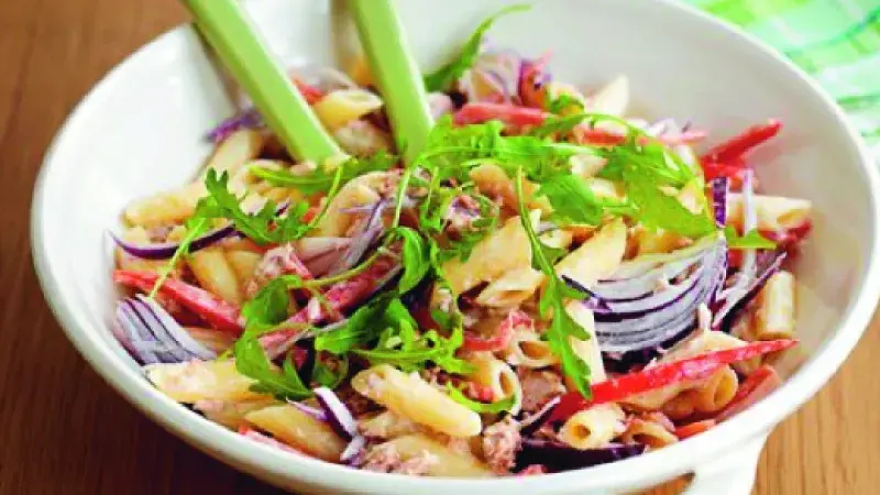 Horký těstovinový salát