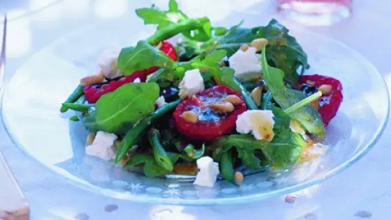 Salát z fety a zelených fazolek s pečenými rajčaty