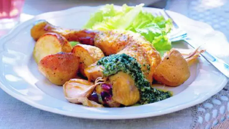 Kuře s novými bramborami a zálivkou z letních bylinek