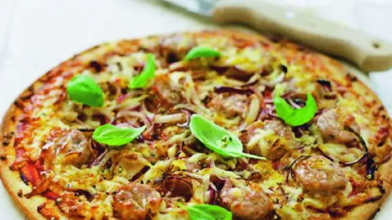 Pizza s klobáskou a rajčaty