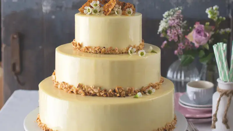 Třípatrový dort z bílé čokolády