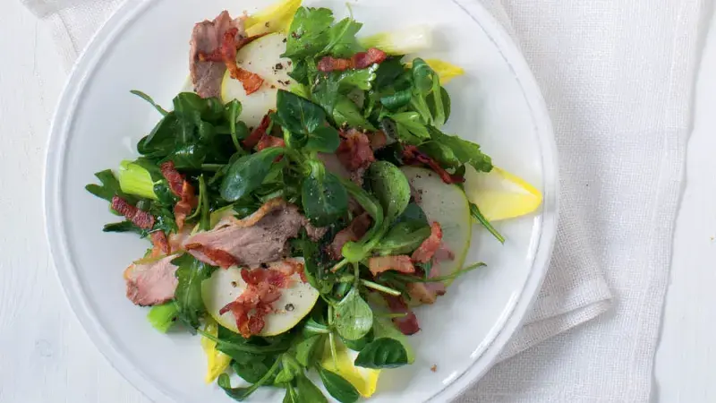 Kachní prsa se salátem s hruškami