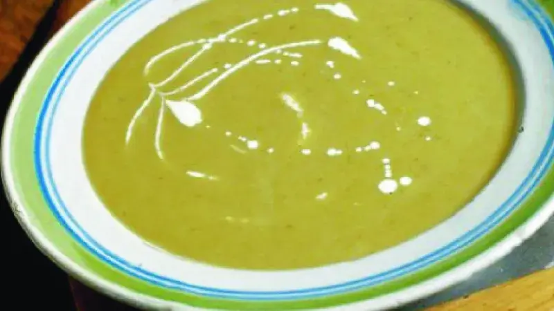 Polévka ze sladké cibule a kapustiček