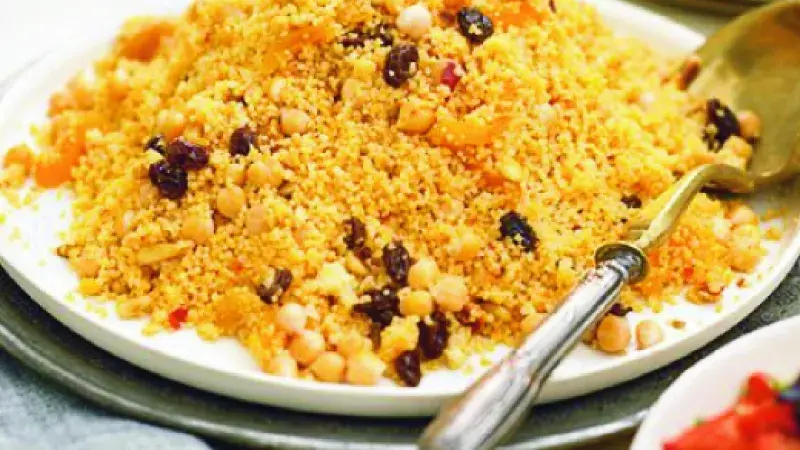 Salát z kuskusu s rozinkami & cizrnou