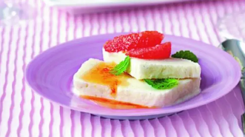 Jogurtová zmrzlina s medovo-grepovým přelivem