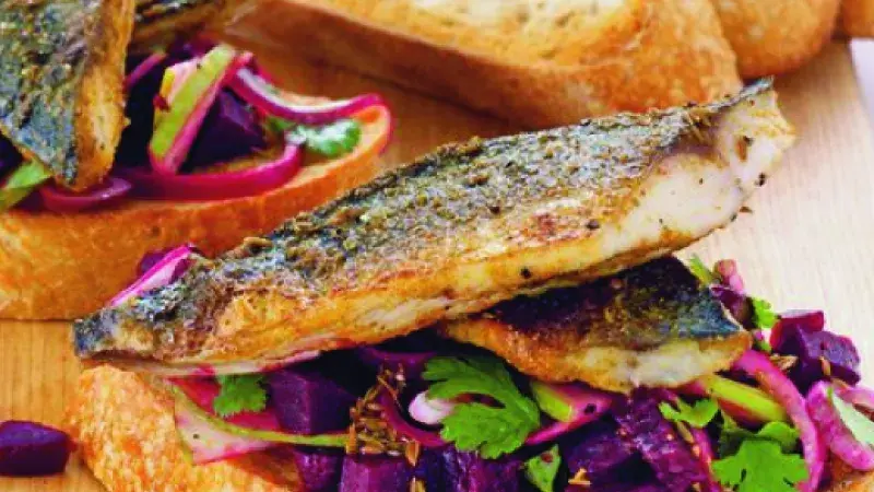 Toust s kořeněnou makrelou a se salsou z červené řepy