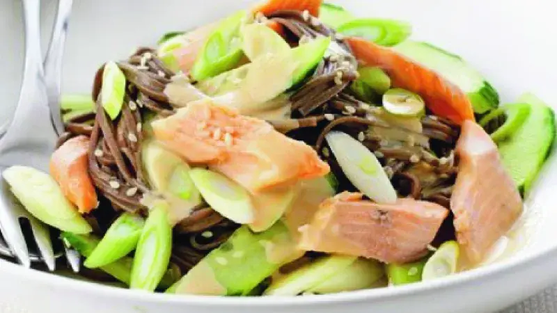 Uzený pstruh po asijsku s okurkou a nudlemi soba