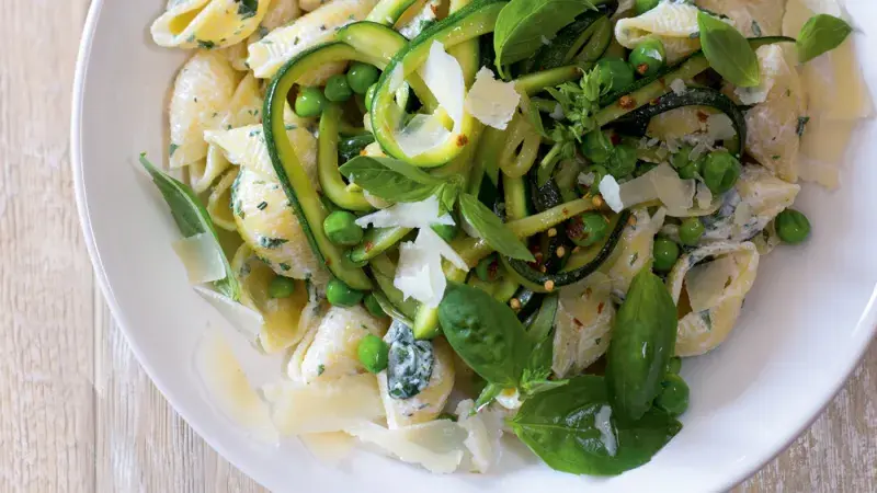 Těstoviny s cuketou, hráškem a jogurtem