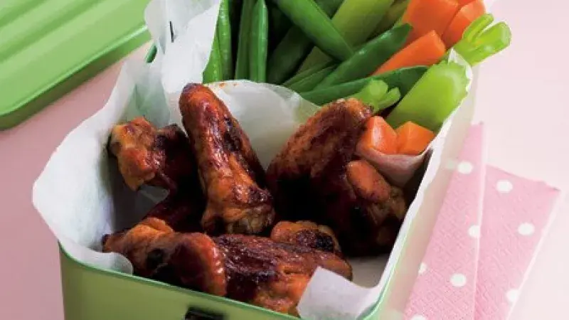 Kořeněná kuřecí křídla a zelenina