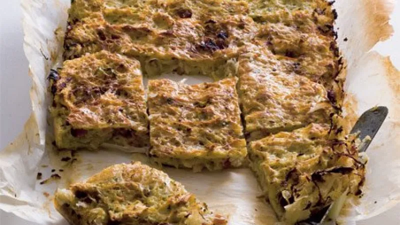 Pečený bramborák se zelím a uzeným