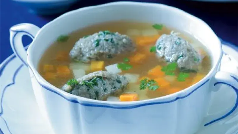 Kuřecí vývar s játrovými knedlíčky