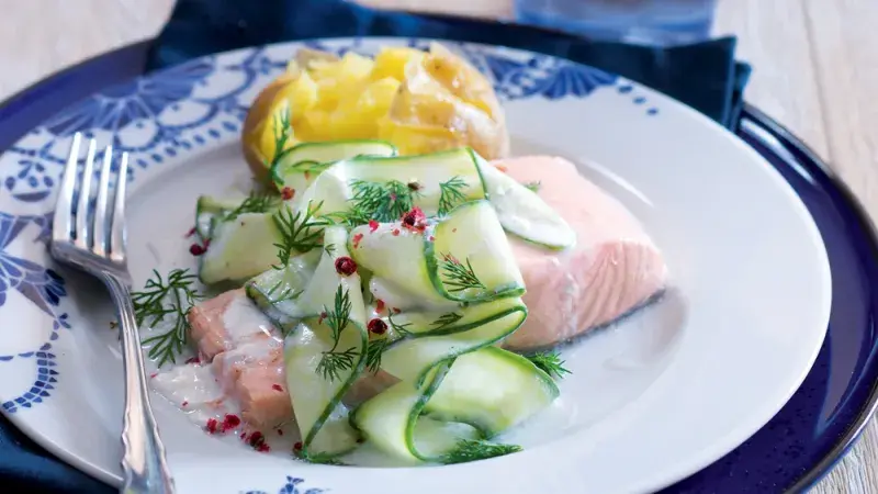 Pošírovaný losos & okurkový salátek s jogurtem