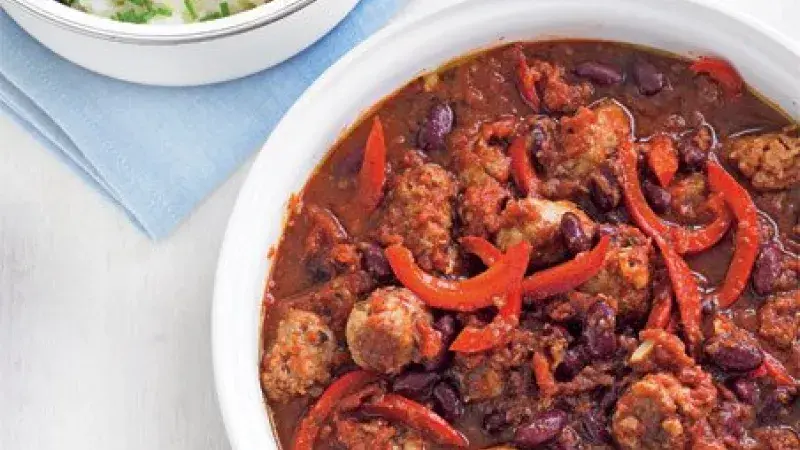 Rychlé chilli s pažitkovými šťouchanými bramborami