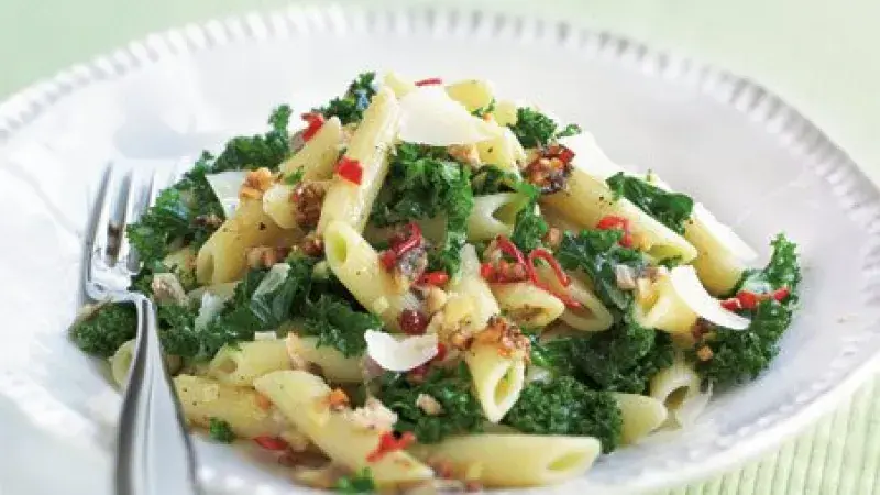 Těstoviny s kapustou a ančovičkami