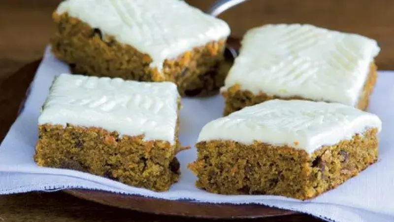 Ořechovo-mrkvové řezy s krémovou polevou