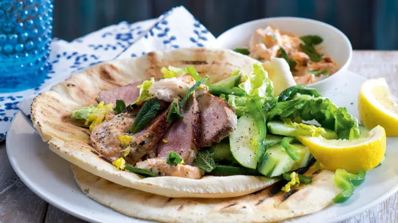 Grilovaná panenka v pitě s jogurtovým dipem