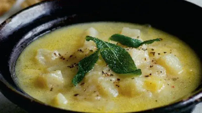 Polévka s kousky čedaru a celeru