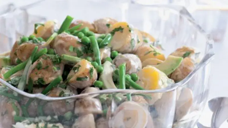 Bramborový salát s hráškem a avokádem