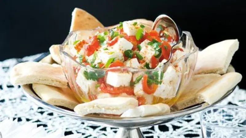 Marinovaná feta s pečenou paprikou