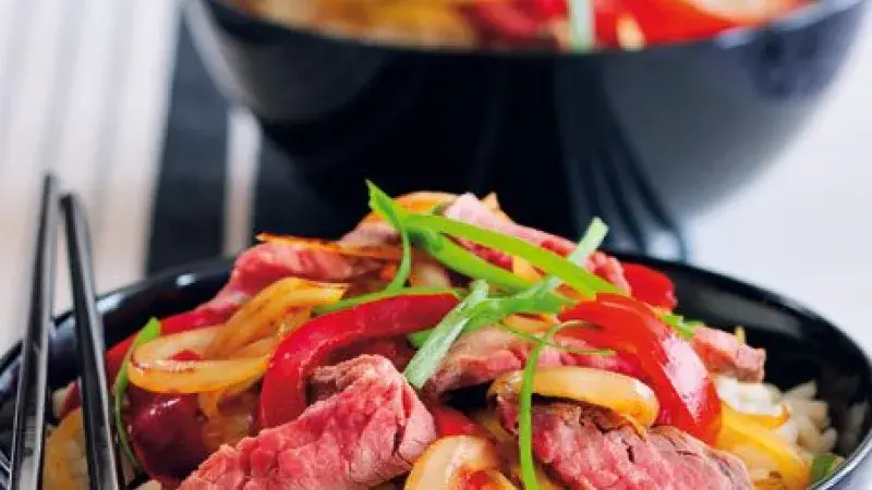 Rostbíf s pečenou paprikou a rýží