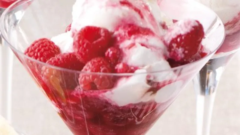 Zmrzlina s horkými malinami