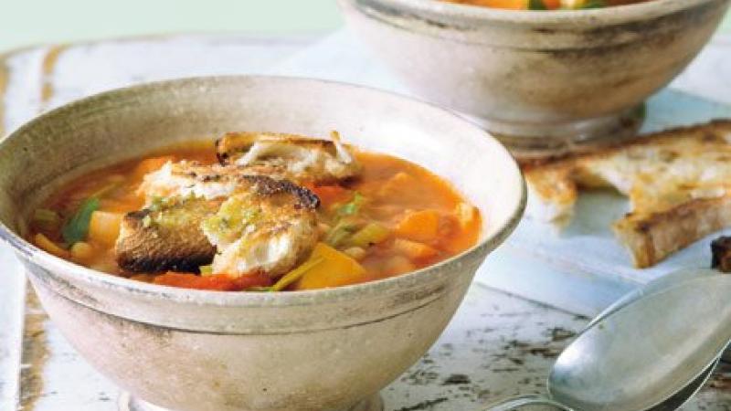Zimní minestrone s bylinkovými krutony