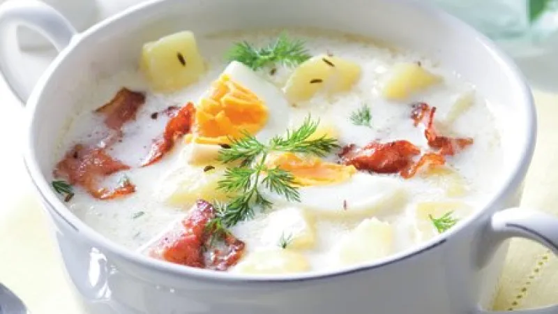 Bílá polévka s vajíčkem