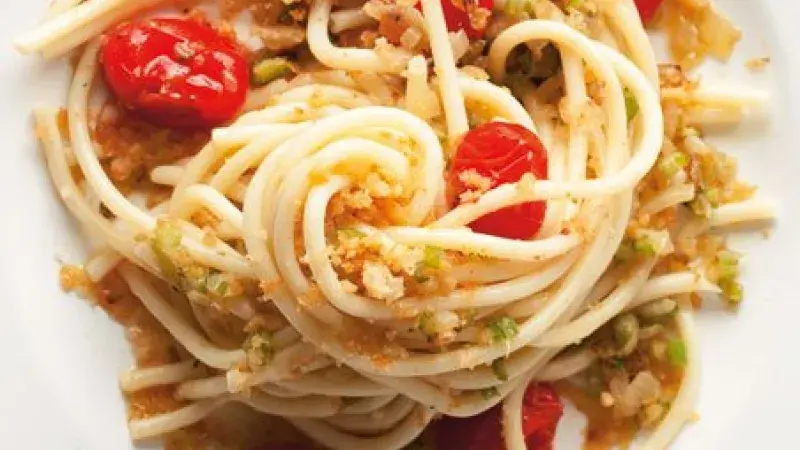 Macaroni se strouhankou a pikantními rajčátky