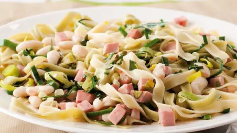 Paglia e fieno s mortadelou a fazolemi