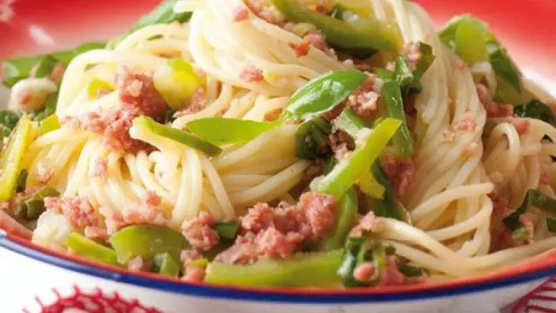 Špagety s paprikou a čerstvou klobáskou