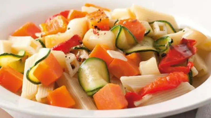 Pennette s uzeným sýrem a zeleninou