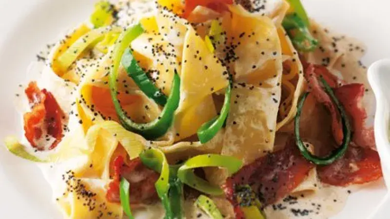 Pappardelle s pórkem, mákem a sušenou šunkou