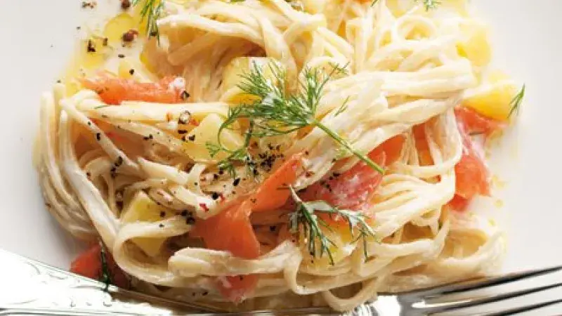 Tagliatelle s bramborami a uzeným lososem