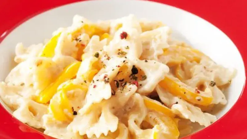 Farfalle se žlutou paprikou