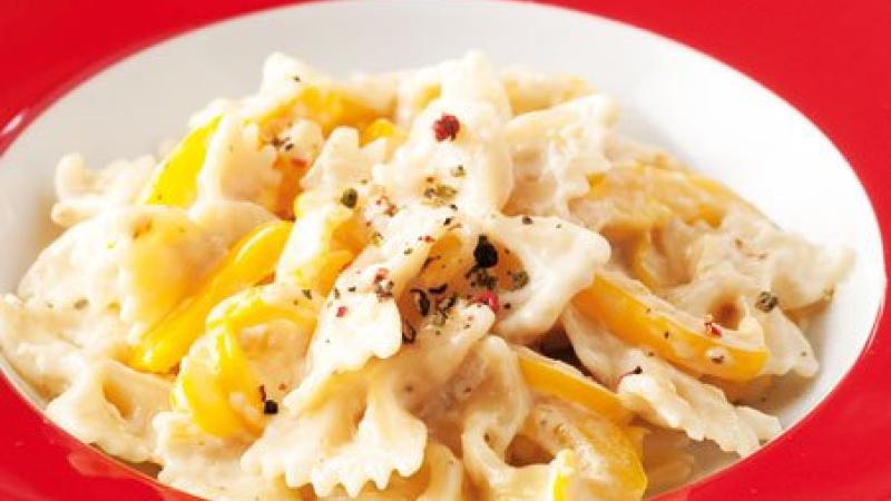 Farfalle se žlutou paprikou