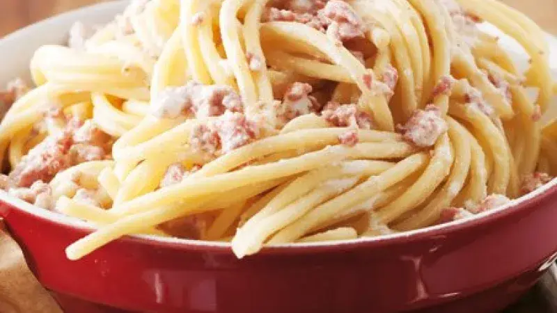 Bucatini se salsicciou a pecorinem