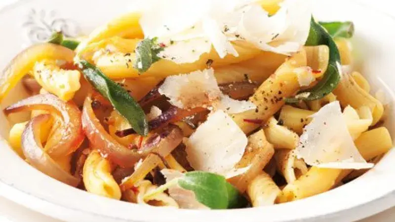 Penne ricce s cibulí