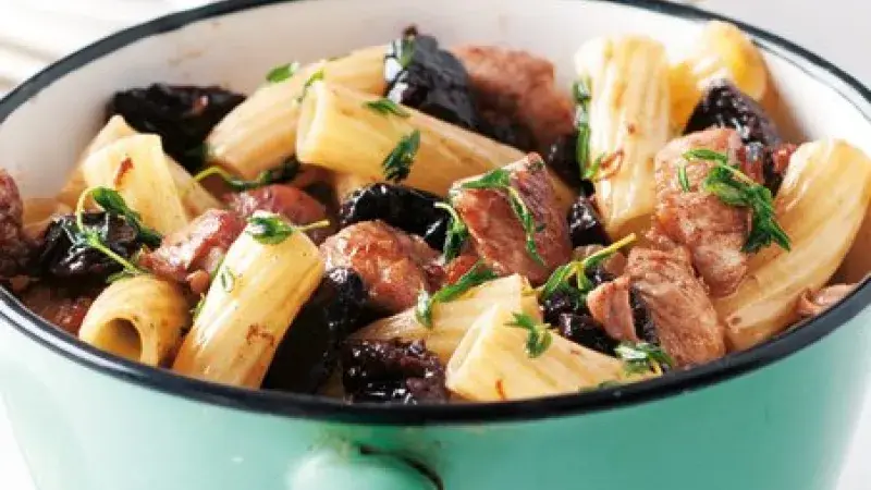 Sedani rigati s kuřecím masem a sušenými švestkami