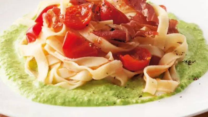 Tagliatelle se sušenou šunkou na hráškovém krému