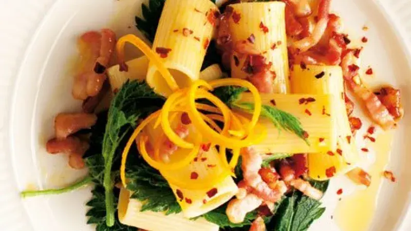 Široké rigatoni s kopřivami a vůní pomeranče