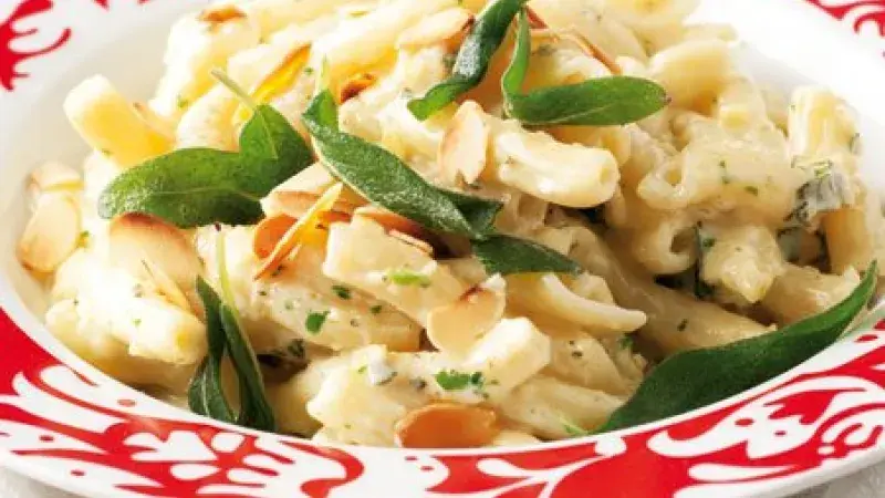 Penne ricce se šalvějovým pestem