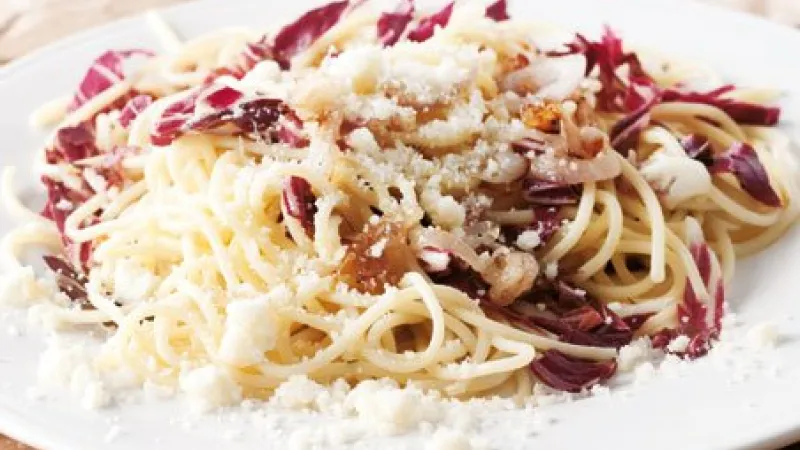 Špagety s červenou čekankou a pancettou